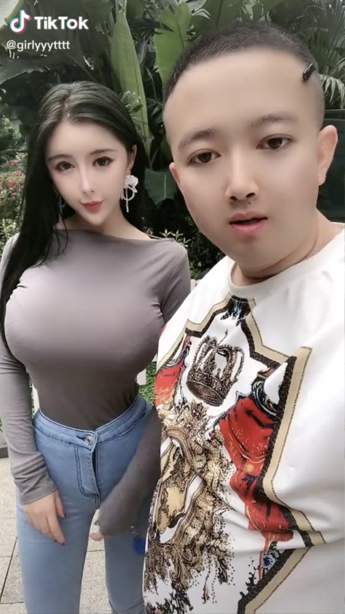 'Rùng mình' trước 'gương mặt rắn' của hotgirl TikTok, nhìn xuống vóc dáng hình chữ S 'quá khổ' còn gây tranh cãi hơn Ảnh 6