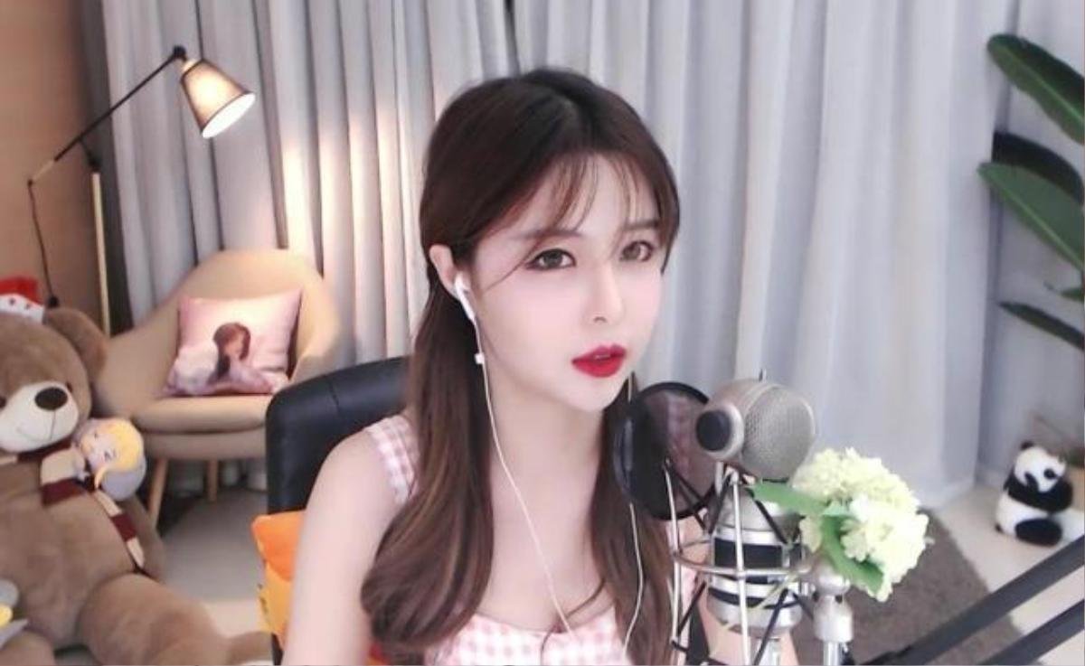 Nữ streamer gặp sự cố 'lộ hàng' khiến kênh phát sóng nhanh chóng bị sập Ảnh 2