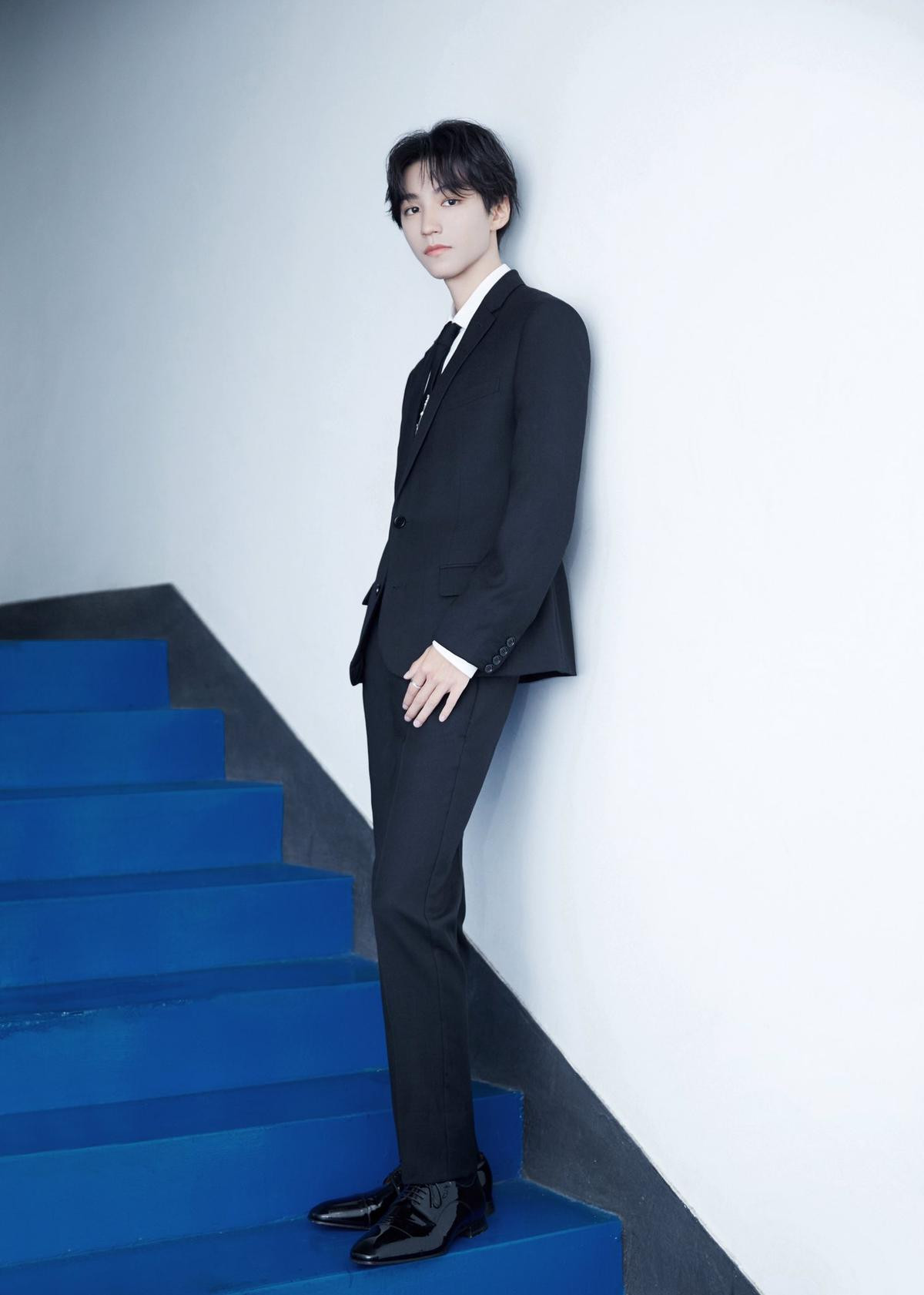 Cận cảnh nhan sắc bộ đôi TFBOYS, Dương Tử và loạt sao Cbiz trước khi đổ bộ thảm đỏ 'Bách Hoa 2020' Ảnh 1