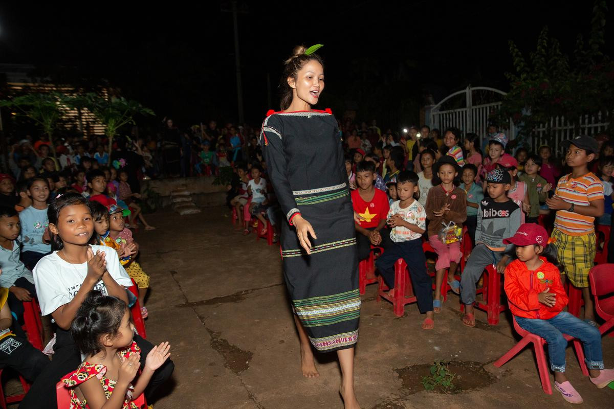 'Chiến binh Hoàn vũ' H'Hen Niê, Khánh Vân, Lệ Hằng diện trang phục Ê Đê tổ chức Trung thu cho trẻ em buôn làng Ảnh 8