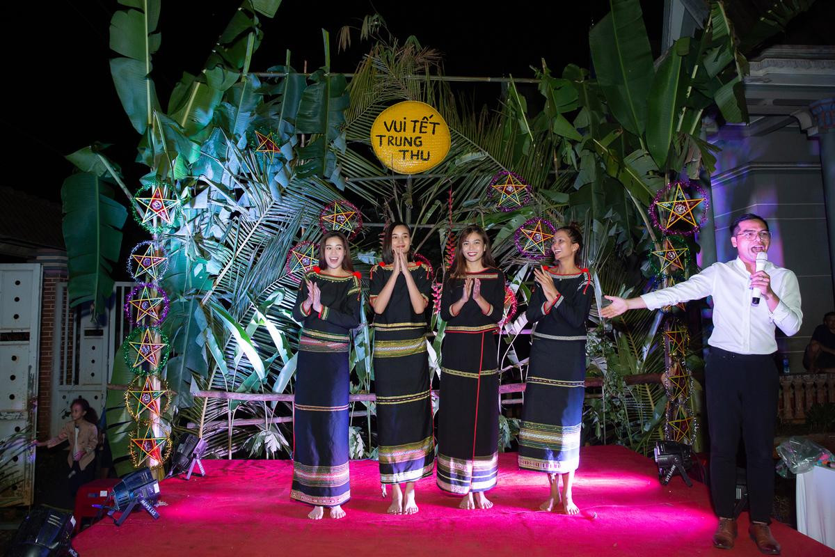 'Chiến binh Hoàn vũ' H'Hen Niê, Khánh Vân, Lệ Hằng diện trang phục Ê Đê tổ chức Trung thu cho trẻ em buôn làng Ảnh 12