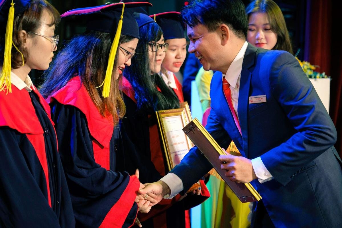 Tân cử nhân ĐH Kinh tế - Tài chính TP.HCM tốt nghiệp 3.96/4.0, đạt IELTS 7.0, duy trì học bổng 100% suốt khóa học Ảnh 3