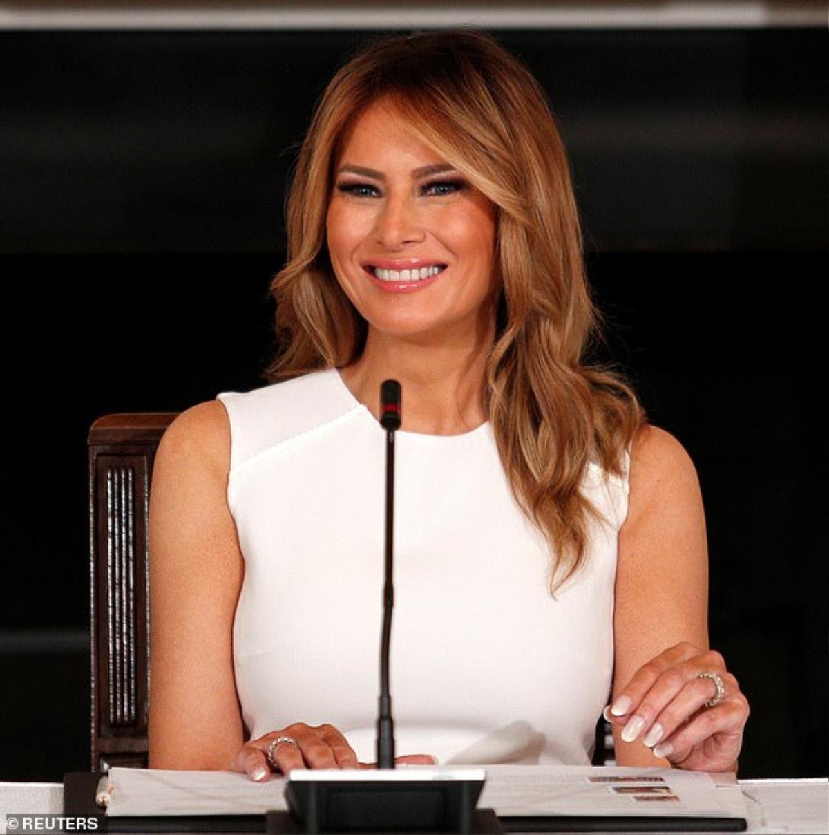 Đệ nhất phu nhân Mỹ Melania Trump cứ diện váy trắng tinh khôi là nhận được vô vàn lời khen Ảnh 3