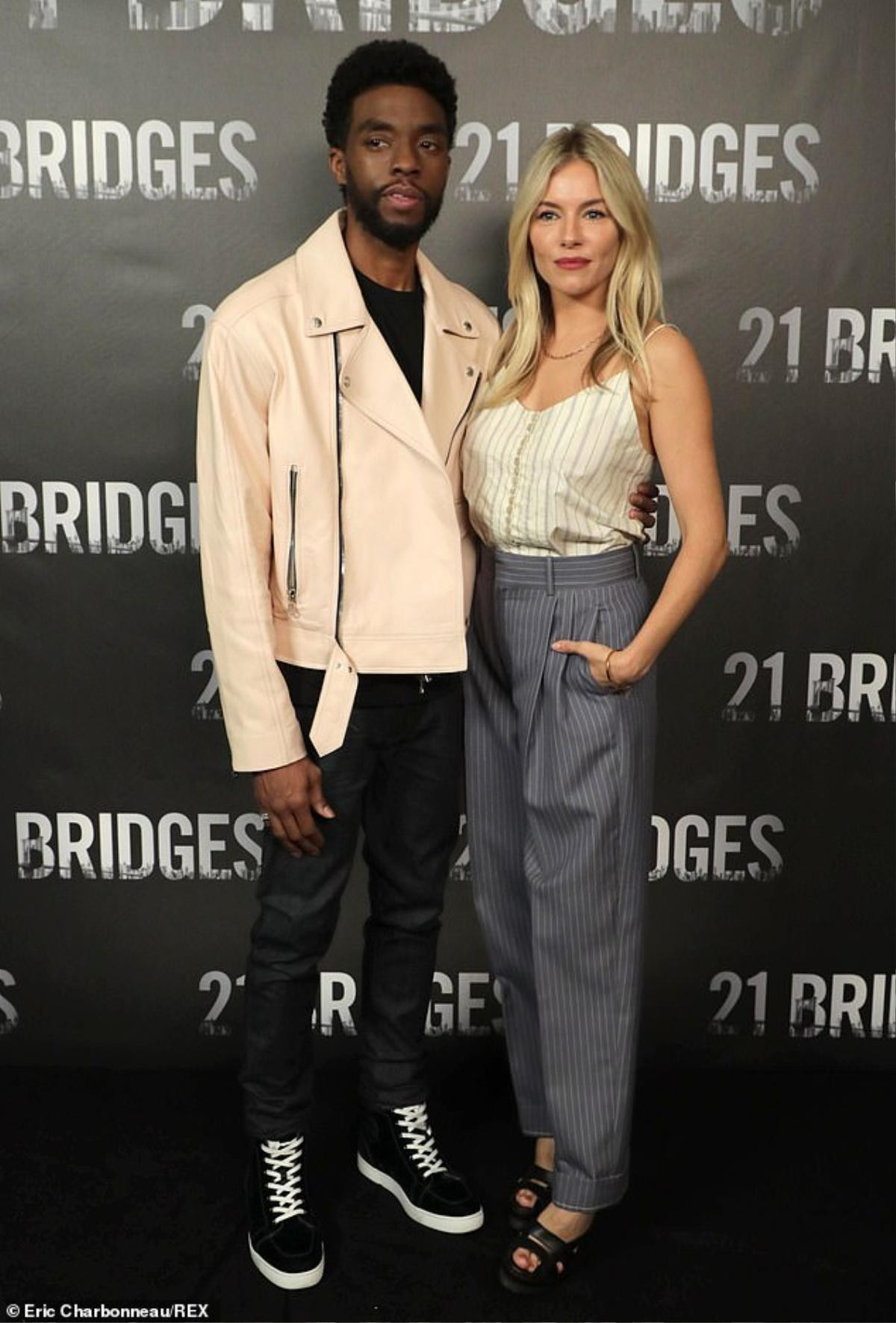 Diễn viên '21 Bridges' Sienna Miller tiết lộ Chadwick Boseman từng bỏ tiền túi để giúp mình tăng lương Ảnh 8