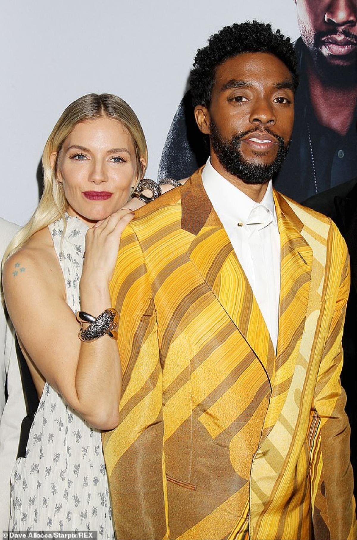 Diễn viên '21 Bridges' Sienna Miller tiết lộ Chadwick Boseman từng bỏ tiền túi để giúp mình tăng lương Ảnh 1