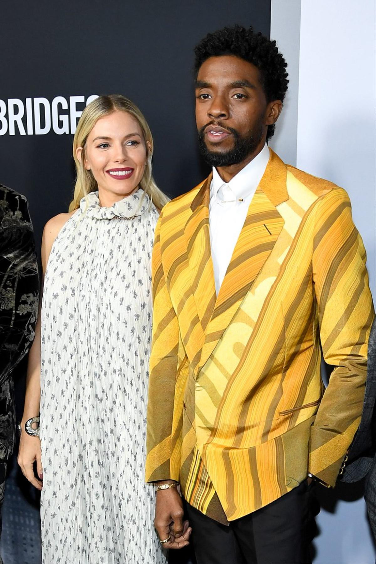 Diễn viên '21 Bridges' Sienna Miller tiết lộ Chadwick Boseman từng bỏ tiền túi để giúp mình tăng lương Ảnh 2