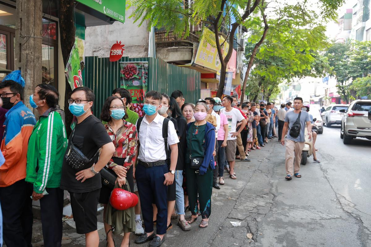 Bất kể ngày đêm, tiệm bánh Trung thu Bảo Phương luôn chật cứng khách xếp hàng, chủ tiệm treo biển chỉ bán mỗi người 3 hộp Ảnh 2