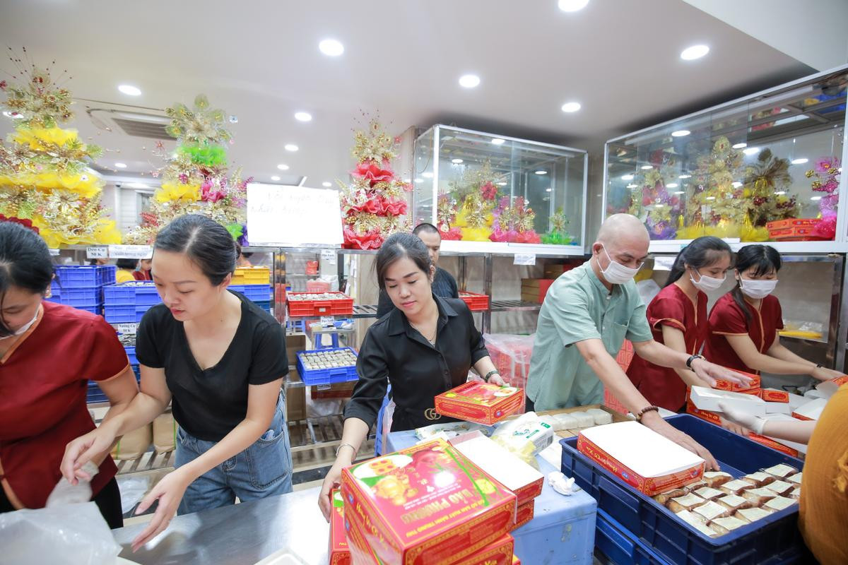 Bất kể ngày đêm, tiệm bánh Trung thu Bảo Phương luôn chật cứng khách xếp hàng, chủ tiệm treo biển chỉ bán mỗi người 3 hộp Ảnh 8