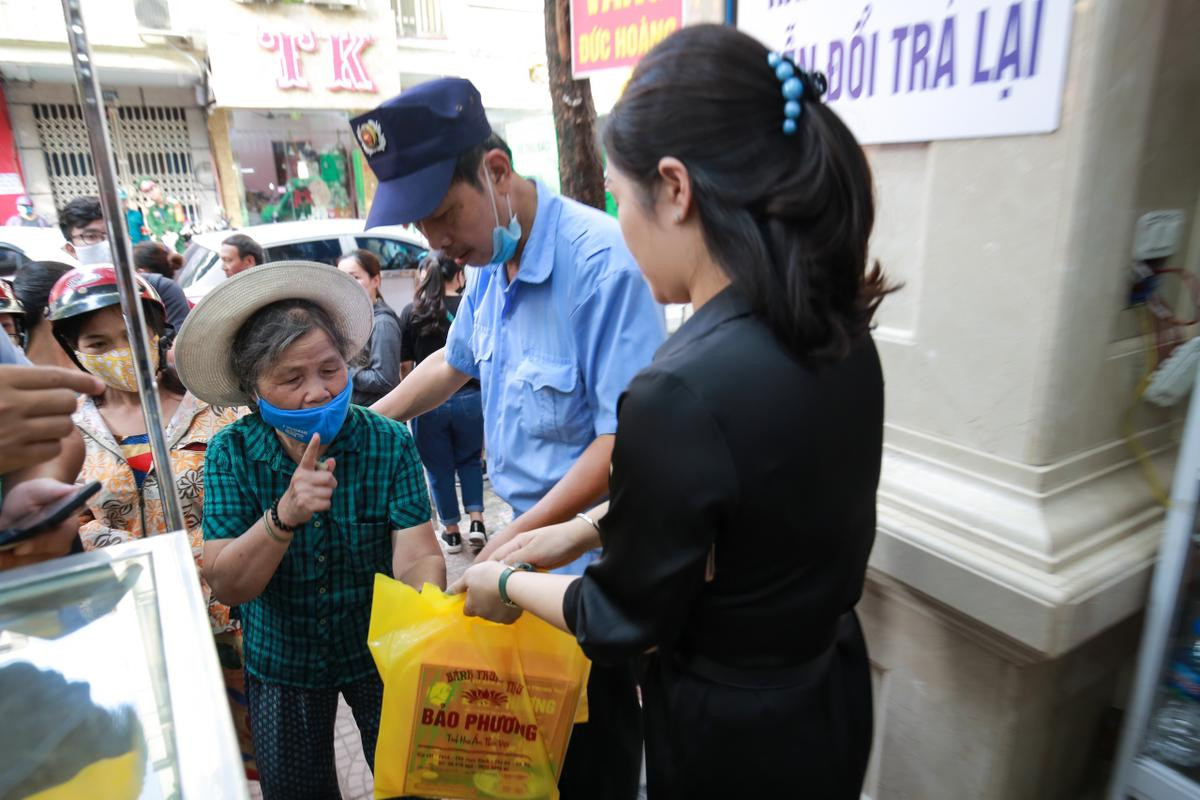 Bất kể ngày đêm, tiệm bánh Trung thu Bảo Phương luôn chật cứng khách xếp hàng, chủ tiệm treo biển chỉ bán mỗi người 3 hộp Ảnh 17