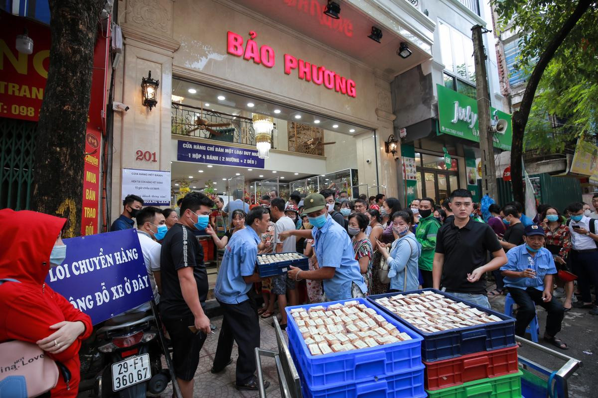 Bất kể ngày đêm, tiệm bánh Trung thu Bảo Phương luôn chật cứng khách xếp hàng, chủ tiệm treo biển chỉ bán mỗi người 3 hộp Ảnh 3