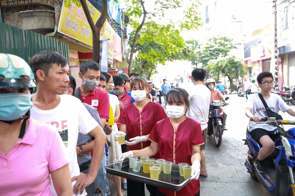 Bất kể ngày đêm, tiệm bánh Trung thu Bảo Phương luôn chật cứng khách xếp hàng, chủ tiệm treo biển chỉ bán mỗi người 3 hộp Ảnh 5