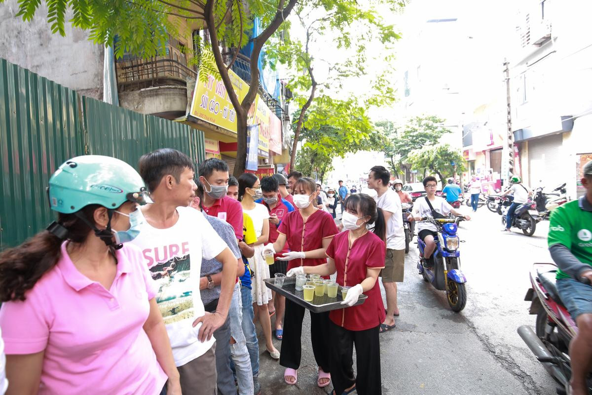 Bất kể ngày đêm, tiệm bánh Trung thu Bảo Phương luôn chật cứng khách xếp hàng, chủ tiệm treo biển chỉ bán mỗi người 3 hộp Ảnh 4