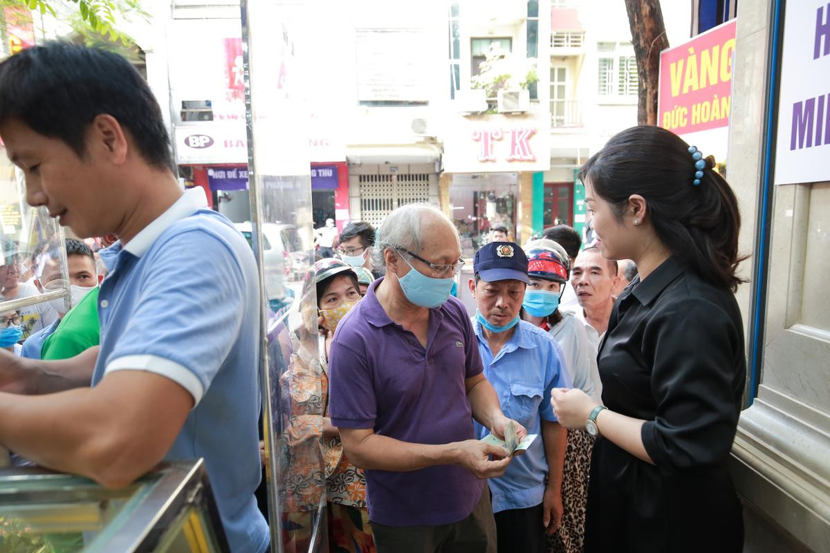 Bất kể ngày đêm, tiệm bánh Trung thu Bảo Phương luôn chật cứng khách xếp hàng, chủ tiệm treo biển chỉ bán mỗi người 3 hộp Ảnh 16