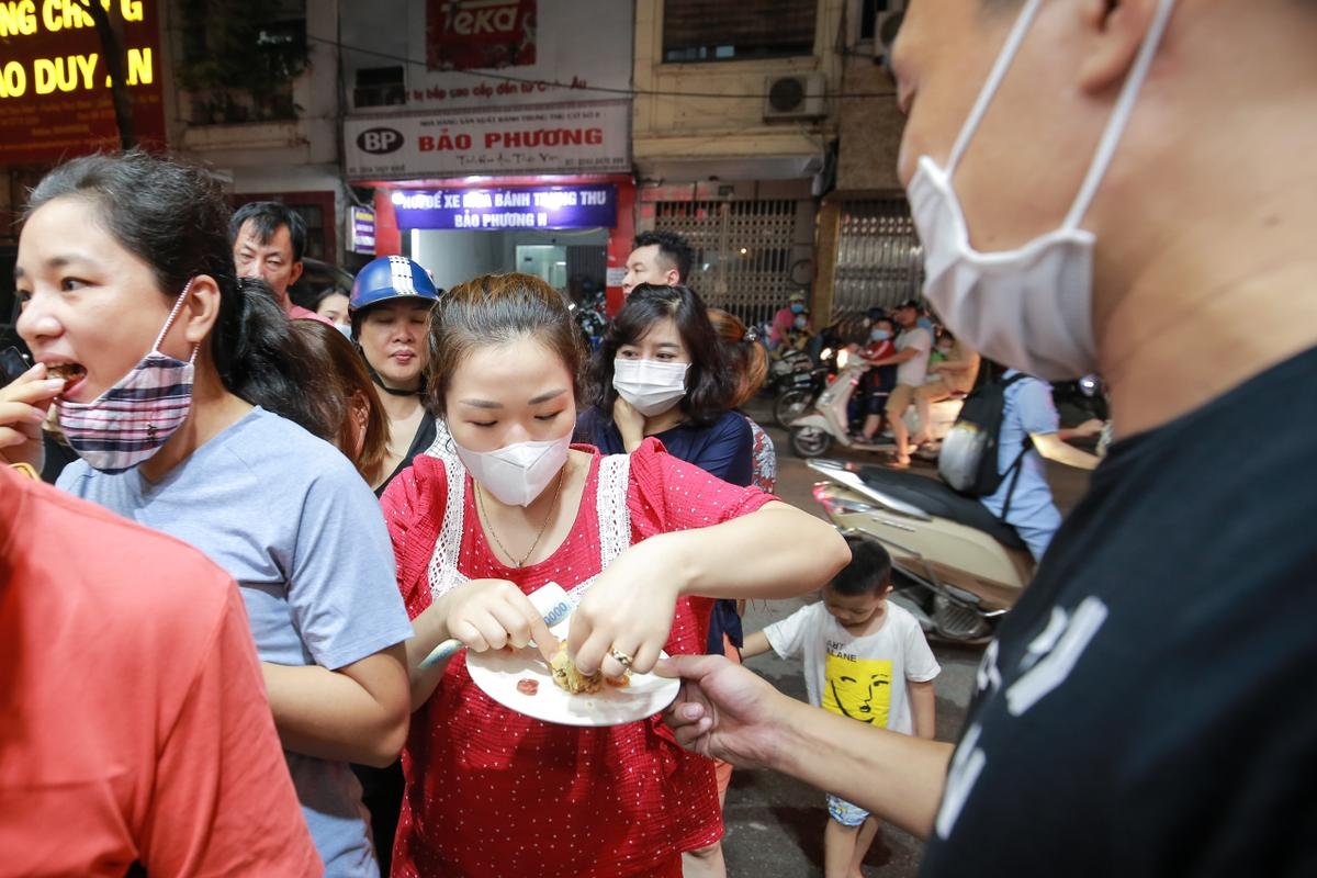 Bất kể ngày đêm, tiệm bánh Trung thu Bảo Phương luôn chật cứng khách xếp hàng, chủ tiệm treo biển chỉ bán mỗi người 3 hộp Ảnh 11