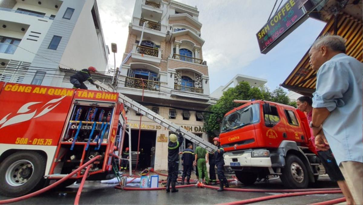 Cháy công ty in vải ở TP.HCM, nhóm nhân viên đu dây vải xuống đất thoát thân Ảnh 3