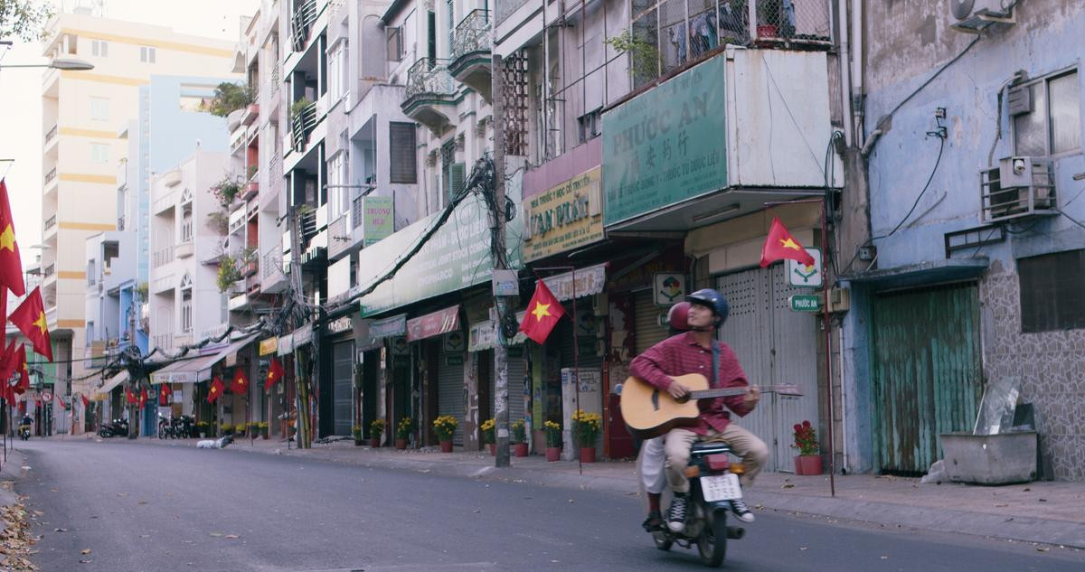 'Sài Gòn trong cơn mưa' tung teaser và poster mới, rục rịch trở lại đường đua phim rạp hậu COVID-19 Ảnh 16