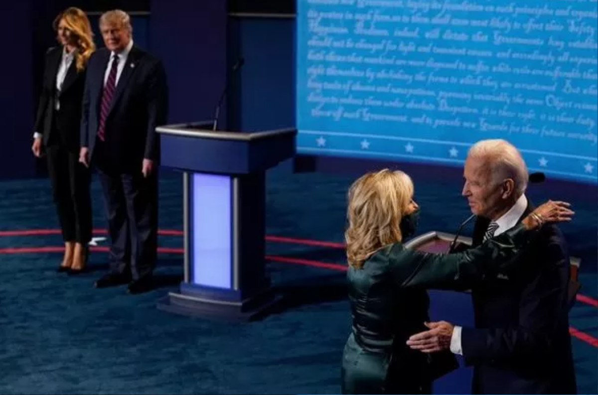 Bà Trump 'lạnh lùng', vợ ông Biden âu yếm ôm chồng sau buổi so găng đầu tiên Ảnh 1