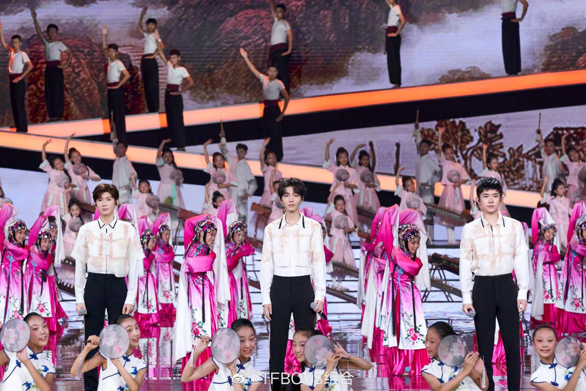 'Đêm hội Trung Thu 2020': Địch Lệ Nhiệt Ba, TFBOYS, Dương Tử cùng loạt sao Cbiz bừng sáng trên sân khấu Ảnh 1