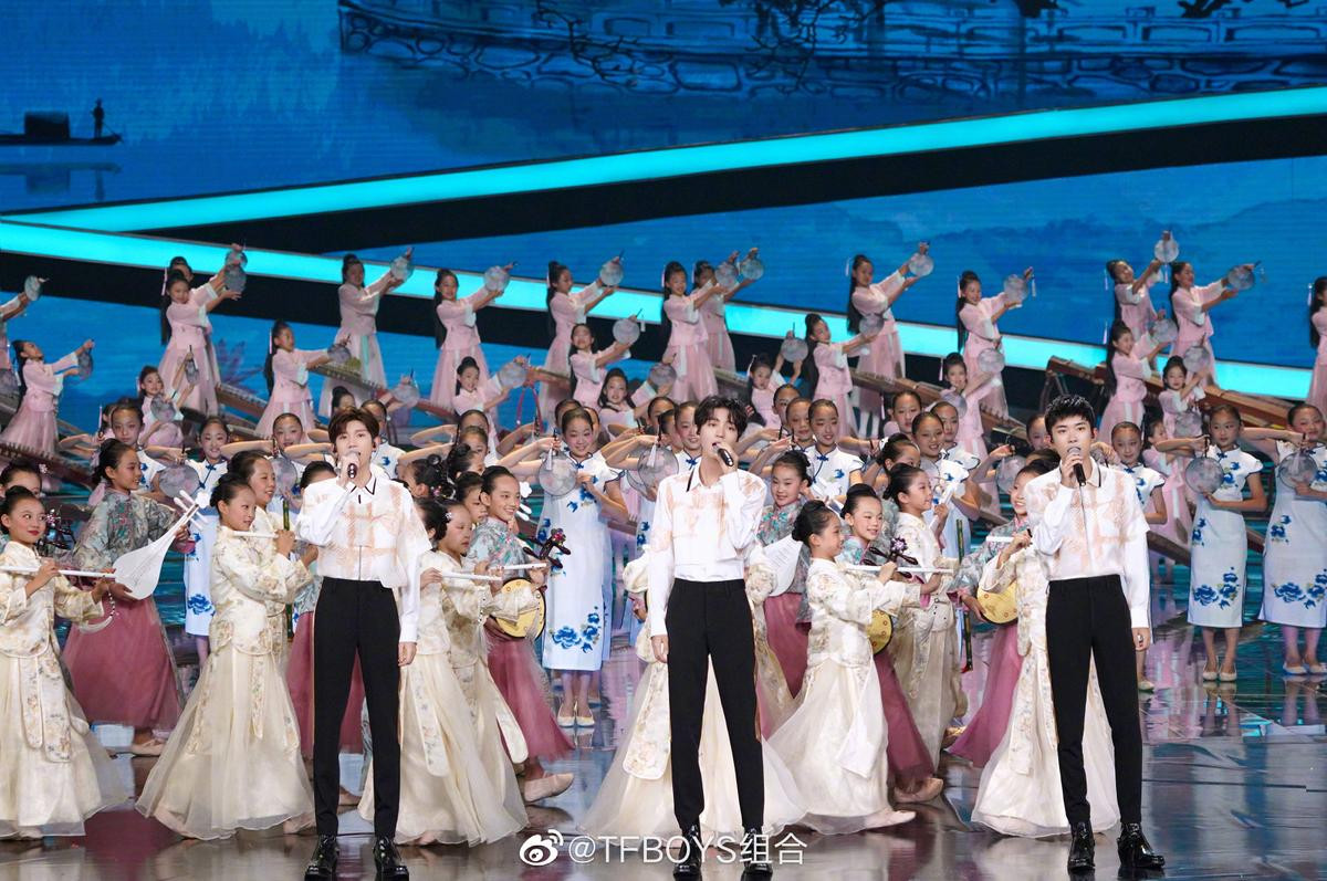 'Đêm hội Trung Thu 2020': Địch Lệ Nhiệt Ba, TFBOYS, Dương Tử cùng loạt sao Cbiz bừng sáng trên sân khấu Ảnh 2