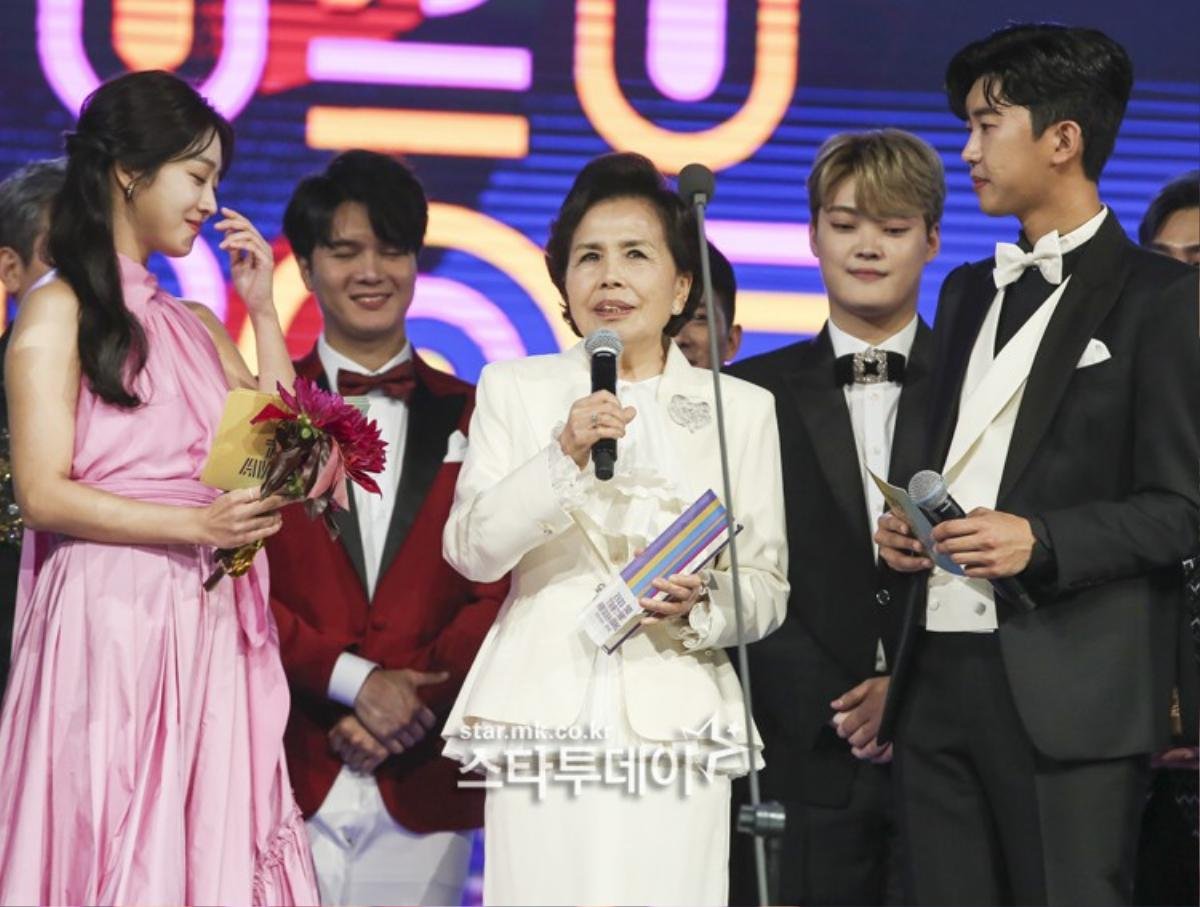 Hoa hậu Hàn Quốc 'chặt đẹp' nhan sắc Jo Bo Ah tại lễ trao giải '2020 Trot Awards' Ảnh 1