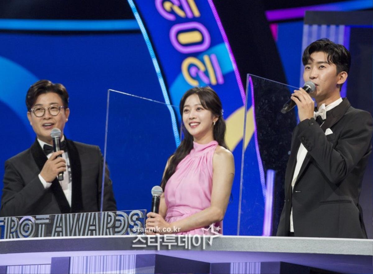 Hoa hậu Hàn Quốc 'chặt đẹp' nhan sắc Jo Bo Ah tại lễ trao giải '2020 Trot Awards' Ảnh 2