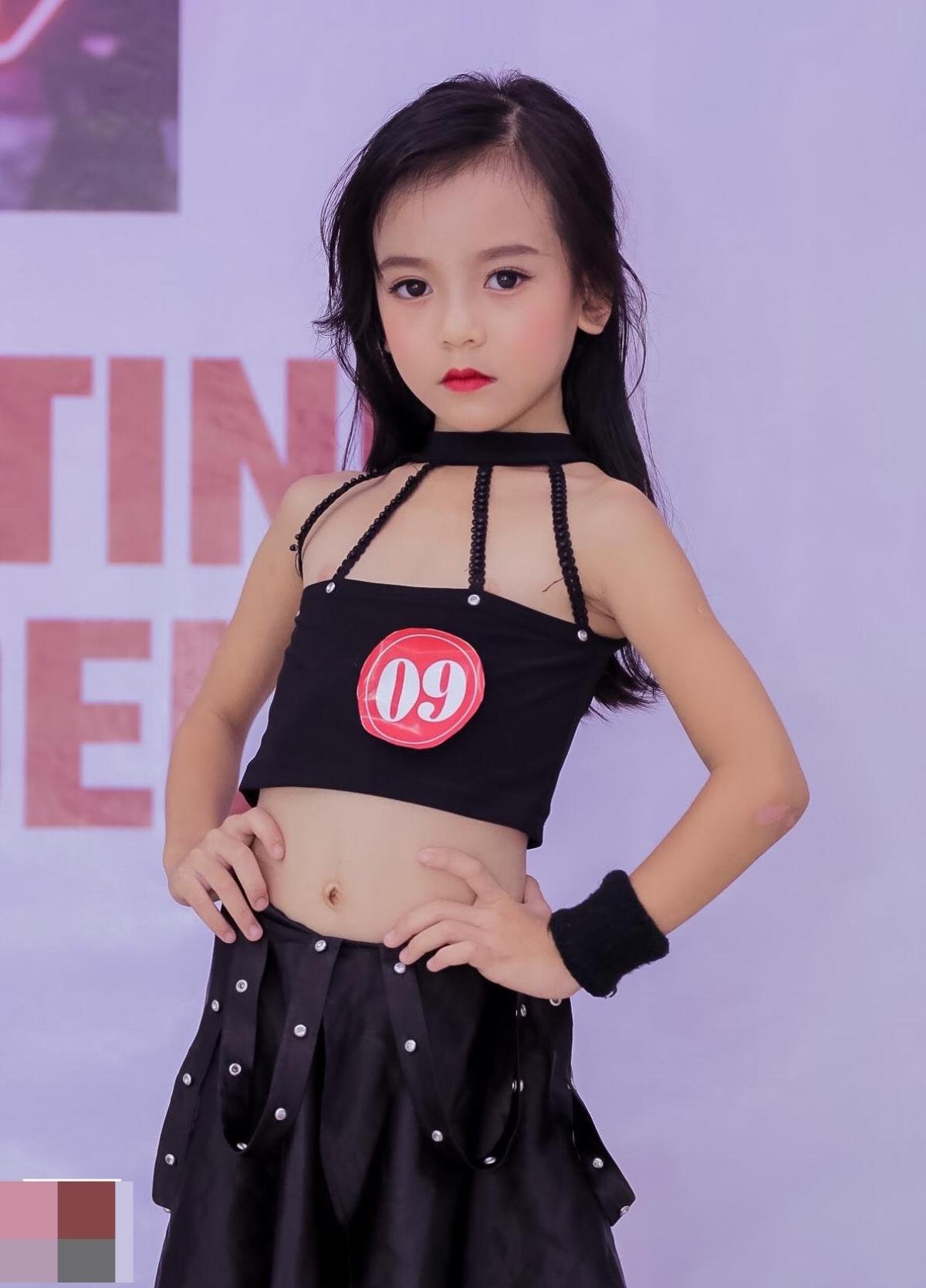 Mẫu nhí diện quần xẻ, thả dáng catwalk cực yêu casting show thời trang Ảnh 1