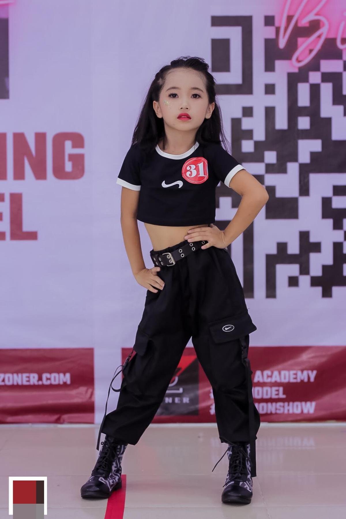 Mẫu nhí diện quần xẻ, thả dáng catwalk cực yêu casting show thời trang Ảnh 9