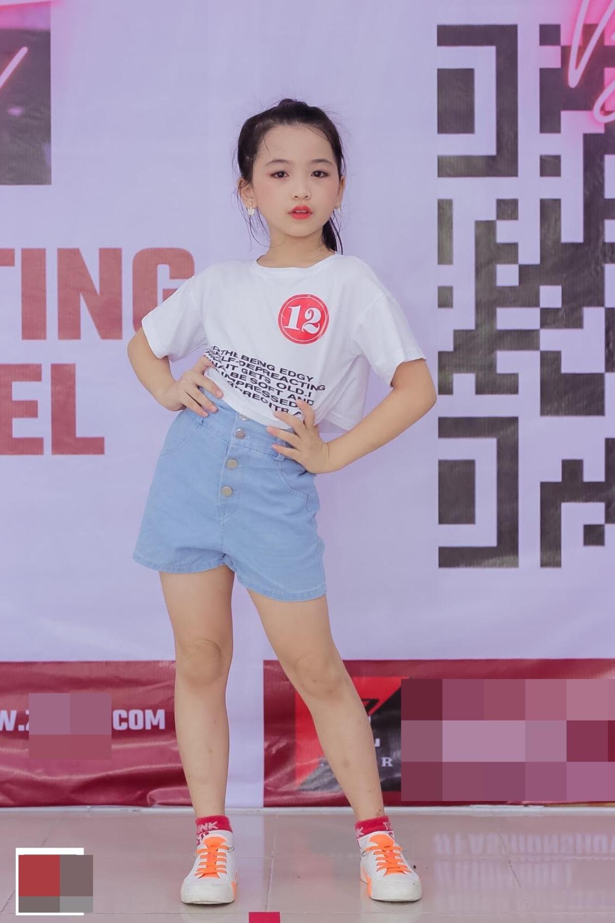 Mẫu nhí diện quần xẻ, thả dáng catwalk cực yêu casting show thời trang Ảnh 4