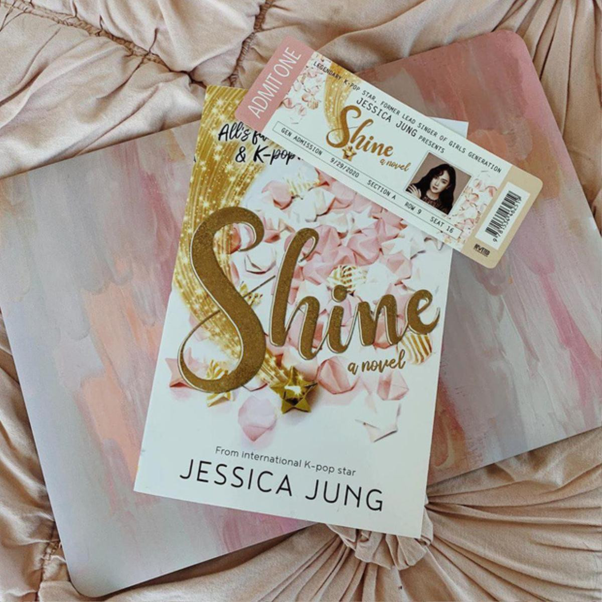 Krystal vừa đăng dòng trạng thái chúc mừng chị gái Jessica Jung xuất bản thành công cuốn tự truyện SHINE Ảnh 1