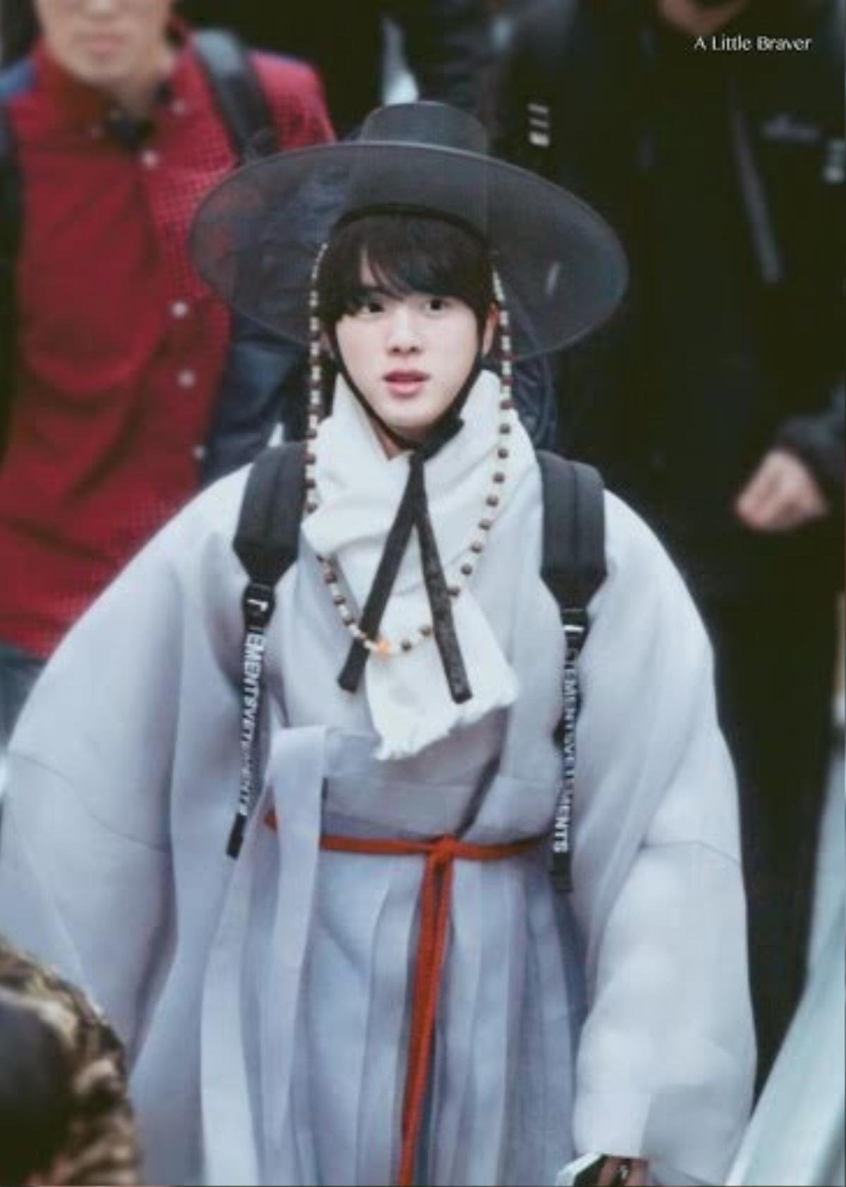 Jimin diện hanbok giá rẻ siêu lung linh - 6 lần BTS lồng lộn trong trang phục truyền thống Ảnh 14