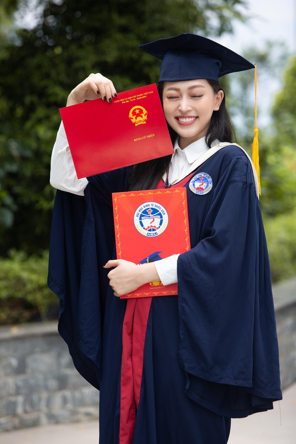 Bùi Phương Nga rạng rỡ tốt nghiệp Đại học Kinh tế Quốc dân bên cạnh Bình An: Tài sắc vẹn toàn! Ảnh 9