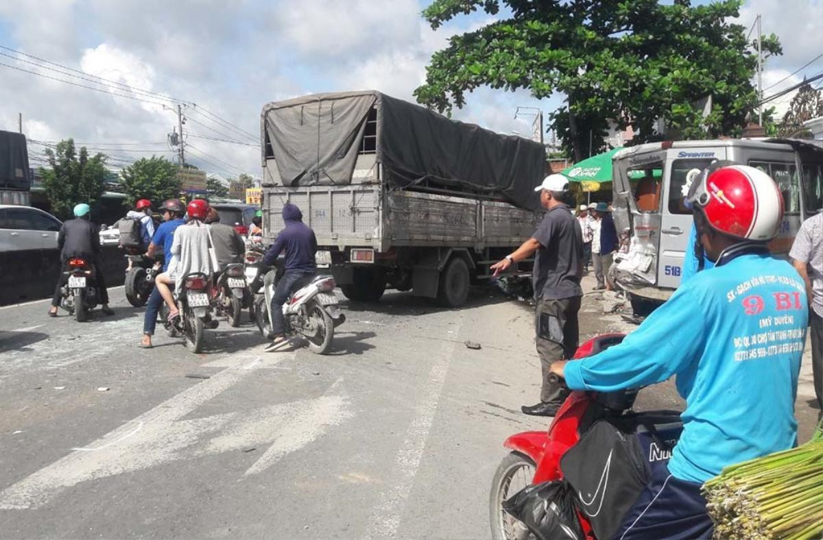 Tai nạn ô tô liên hoàn trên Quốc lộ 1 gây ùn tắc giao thông nghiêm trọng Ảnh 2