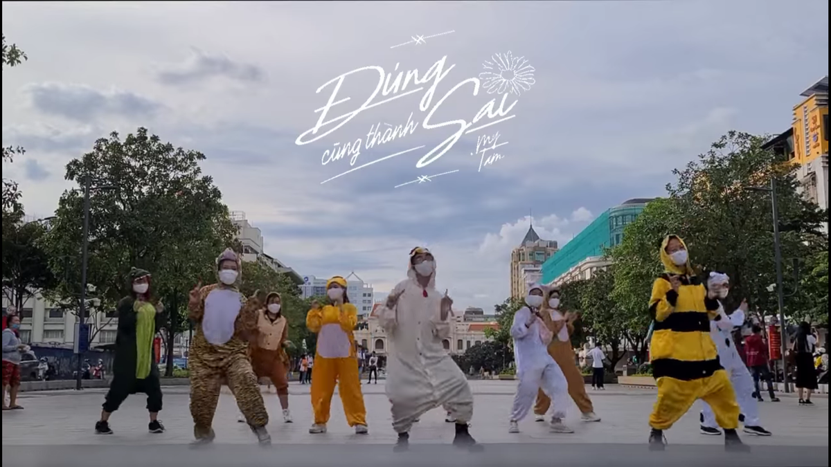 Độc lạ như cách fan Mỹ Tâm dance cover bài của 'chị đẹp': Hóa nguyên vườn thú bông cực cool náo loạn phố đi bộ thế này! Ảnh 2