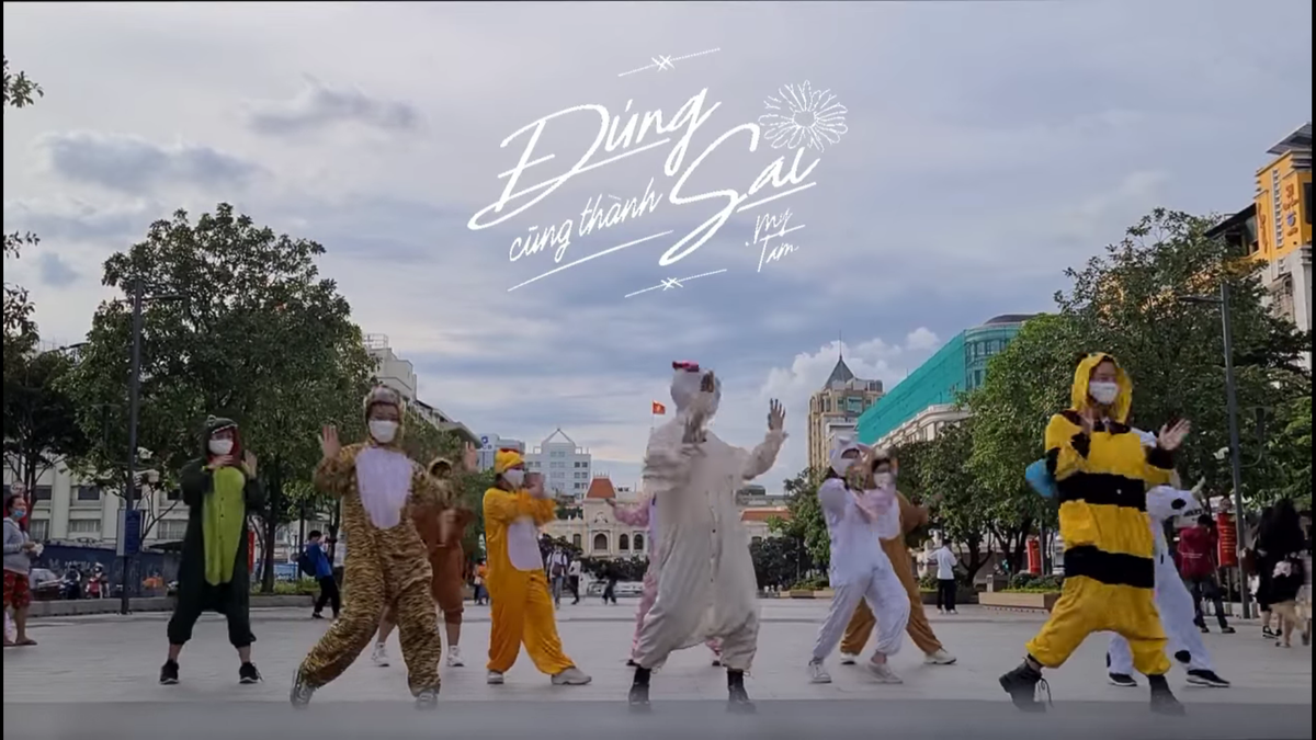 Độc lạ như cách fan Mỹ Tâm dance cover bài của 'chị đẹp': Hóa nguyên vườn thú bông cực cool náo loạn phố đi bộ thế này! Ảnh 3