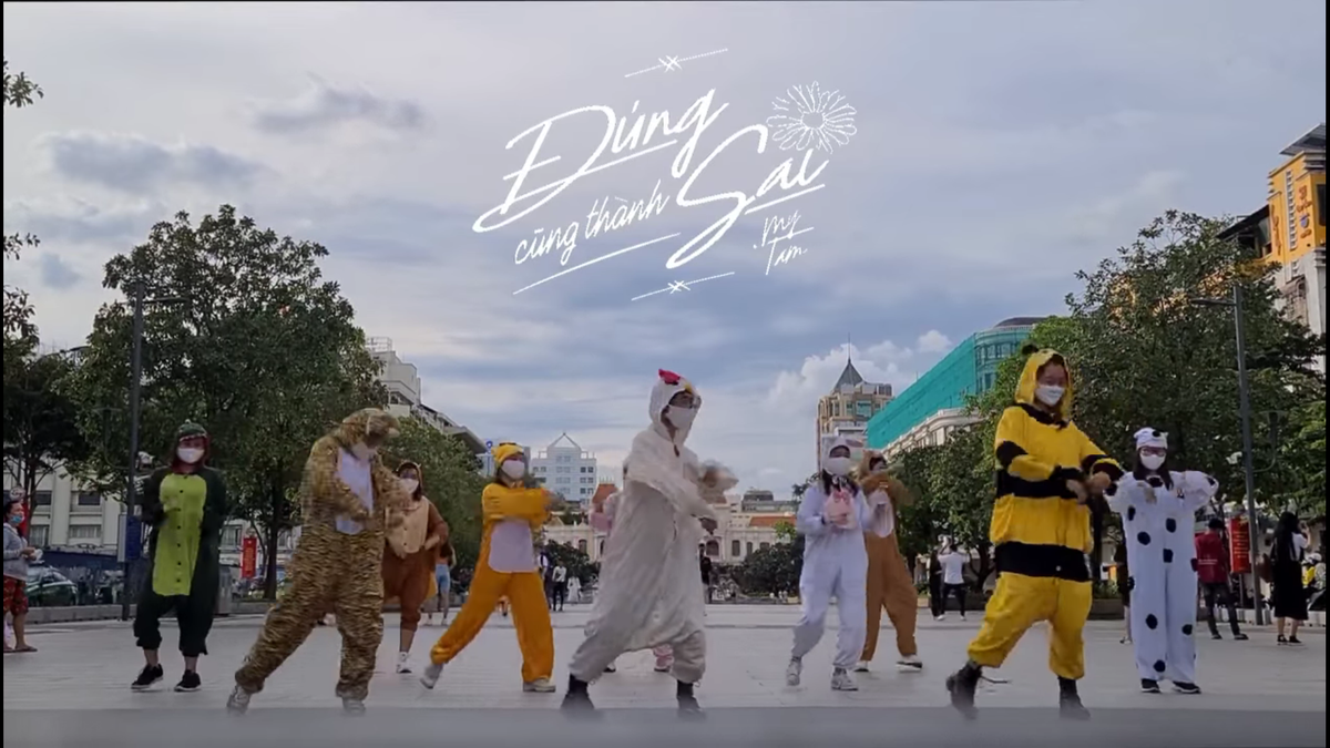 Độc lạ như cách fan Mỹ Tâm dance cover bài của 'chị đẹp': Hóa nguyên vườn thú bông cực cool náo loạn phố đi bộ thế này! Ảnh 4