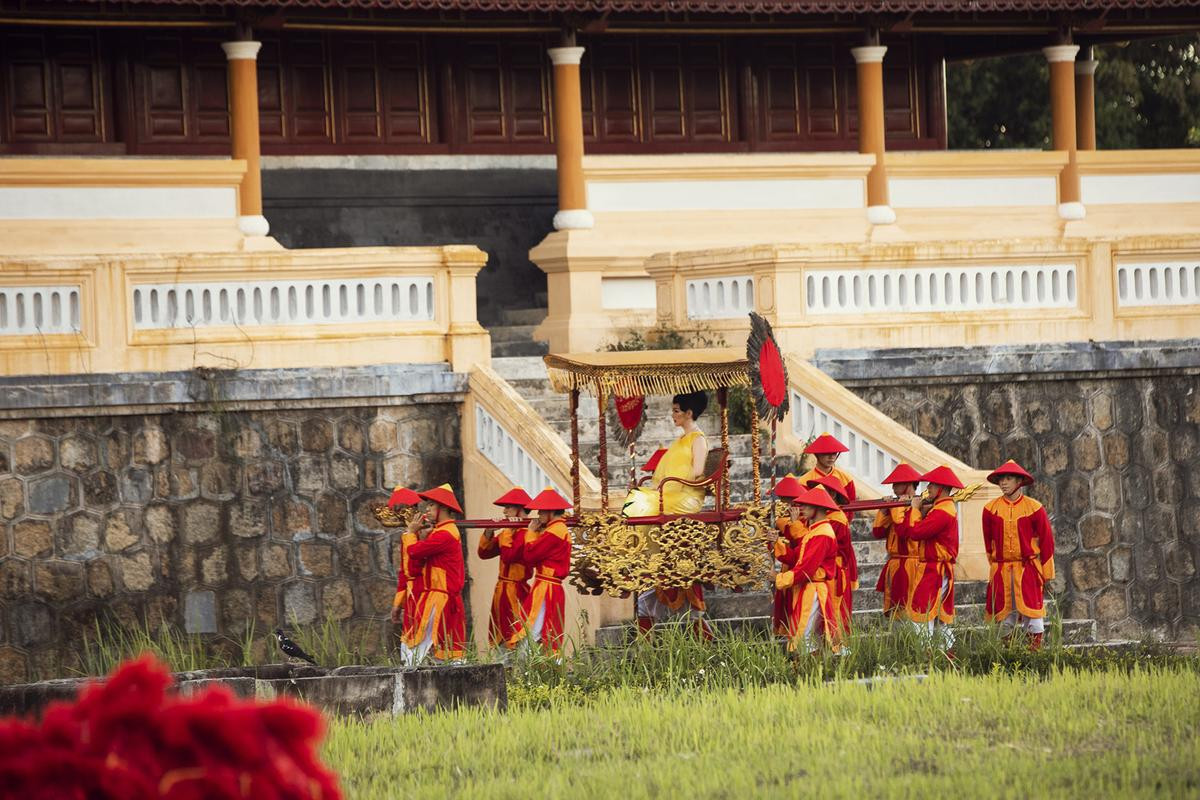 Tiểu Vy đẹp ngút ngàn với sắc đỏ, Hoa hậu Giáng My ngồi kiệu, mặc hoàng phục giữa sàn catwalk Ảnh 18