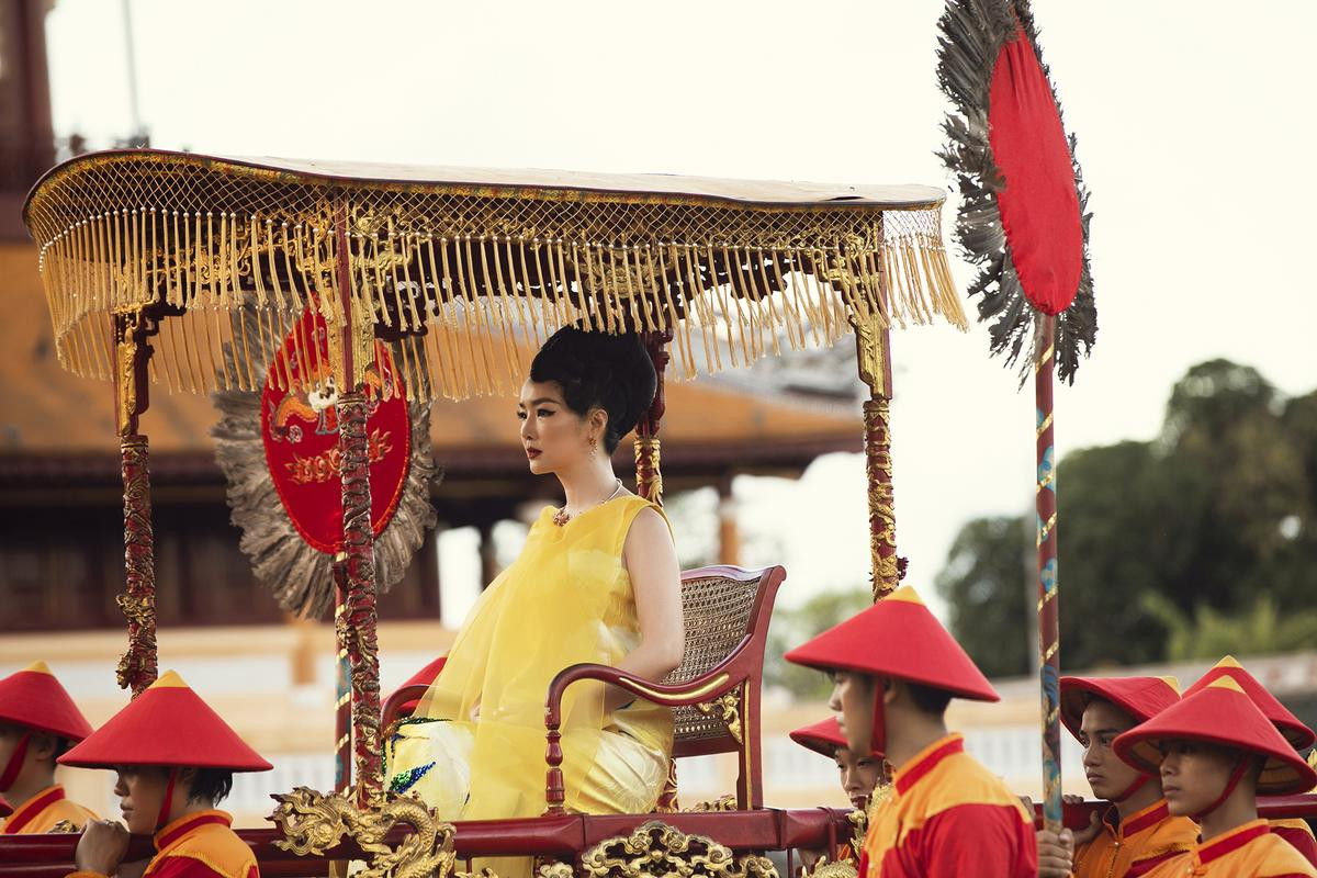 Tiểu Vy đẹp ngút ngàn với sắc đỏ, Hoa hậu Giáng My ngồi kiệu, mặc hoàng phục giữa sàn catwalk Ảnh 17