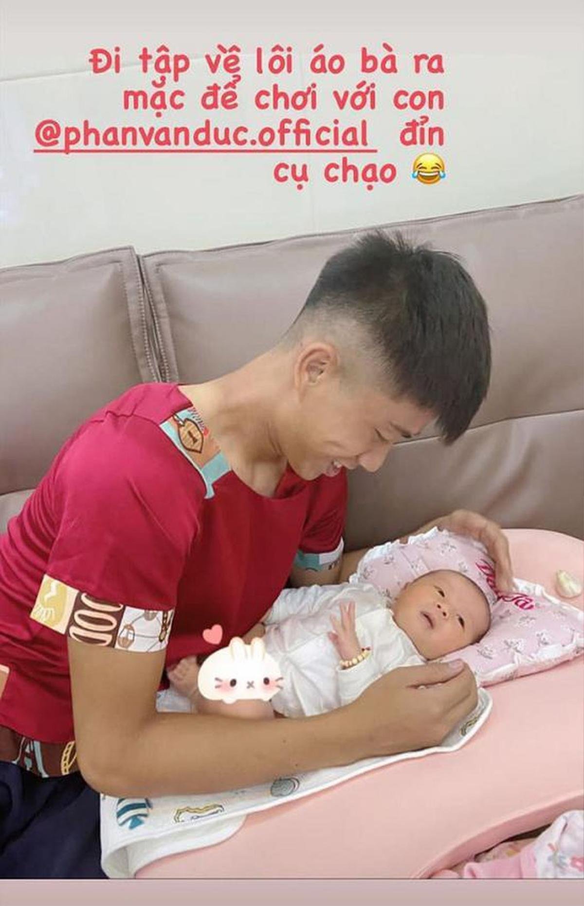 Những ông bố bỉm sữa 'nhà người ta', phụ vợ chăm con khéo hết chỗ chê Ảnh 16