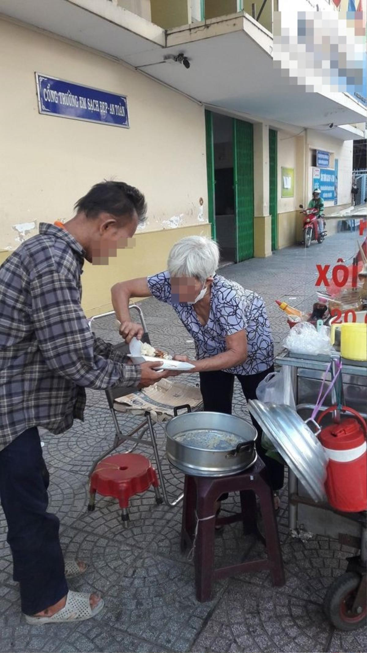 Chưa mở hàng đã gặp anh tâm thần đến xòe tay xin, cụ bà bán xôi lẩm bẩm chửi nhưng hành động sau đó khiến tất cả bất ngờ Ảnh 1