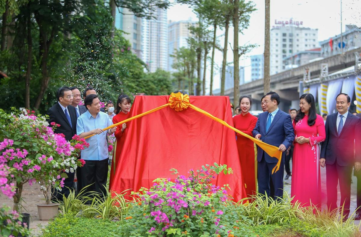 Cận cảnh cầu vượt hồ Linh Đàm chính thức được thông xe, nhiều người Hà Nội thích thú khi đi qua Ảnh 11