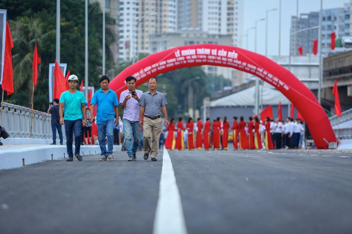 Cận cảnh cầu vượt hồ Linh Đàm chính thức được thông xe, nhiều người Hà Nội thích thú khi đi qua Ảnh 5