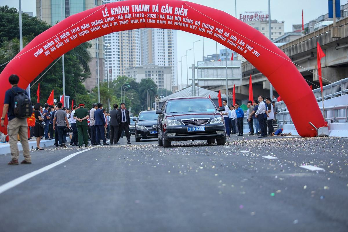 Cận cảnh cầu vượt hồ Linh Đàm chính thức được thông xe, nhiều người Hà Nội thích thú khi đi qua Ảnh 4