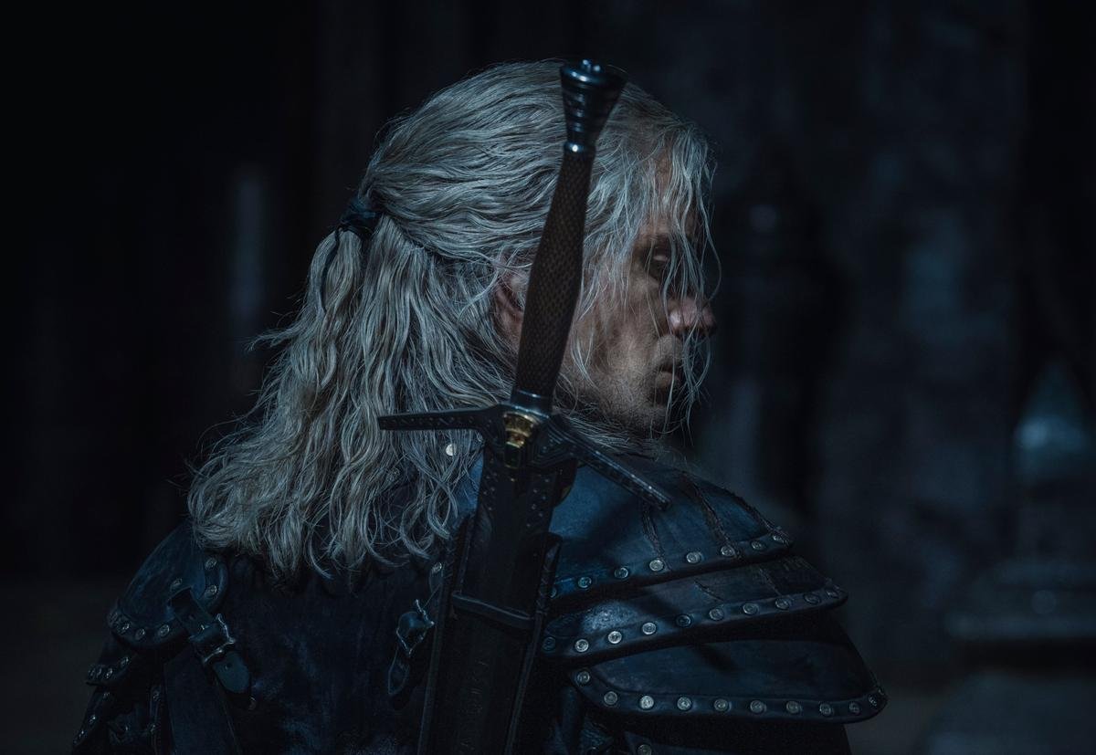 The Witcher mùa 2: Lộ diện loạt hình ảnh Henry Cavill cực điển trai trong trang phục mới Ảnh 2