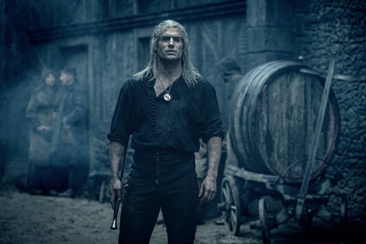 The Witcher mùa 2: Lộ diện loạt hình ảnh Henry Cavill cực điển trai trong trang phục mới Ảnh 1