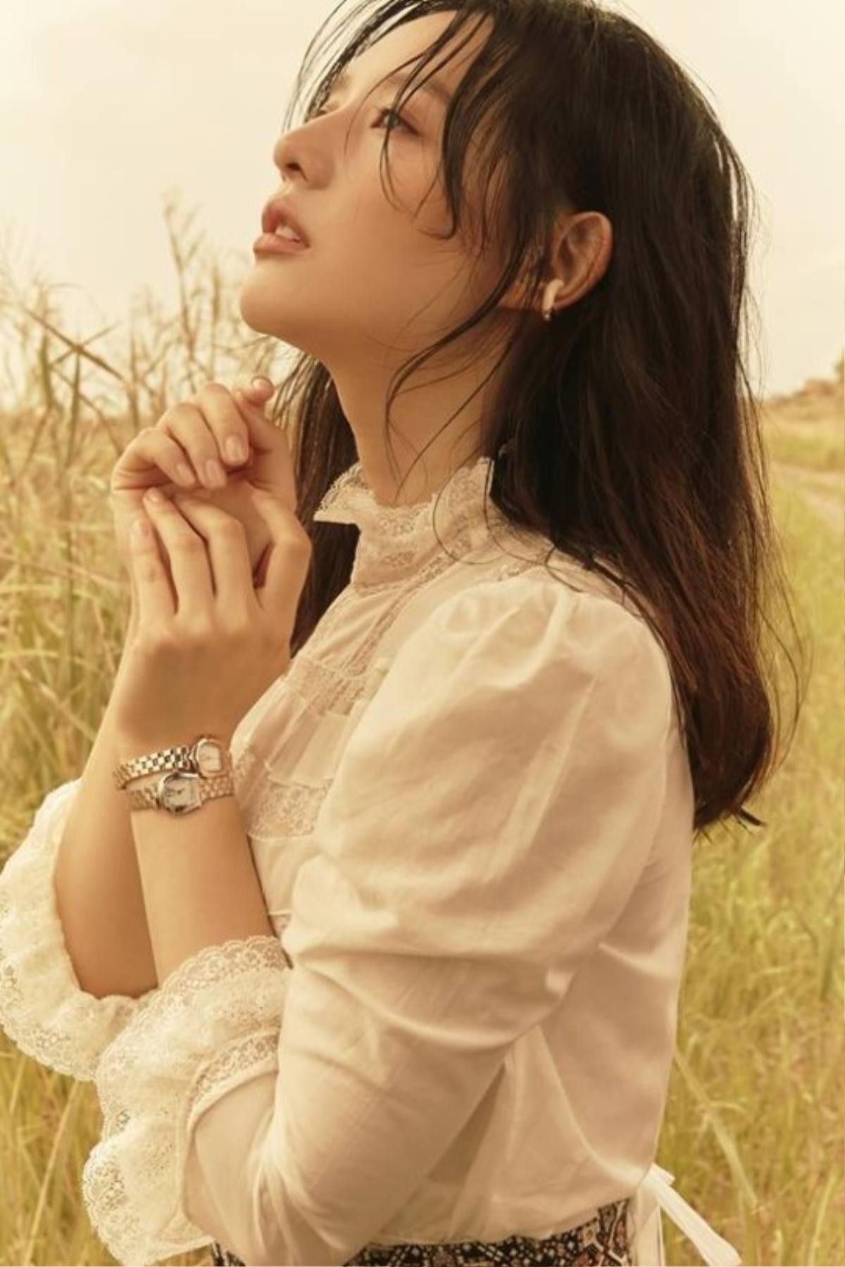 Nét đẹp của nữ diễn viên Kim Ji Won tựa nàng thơ trong bộ ảnh đăng trên tạp chí Marie Claire Ảnh 2