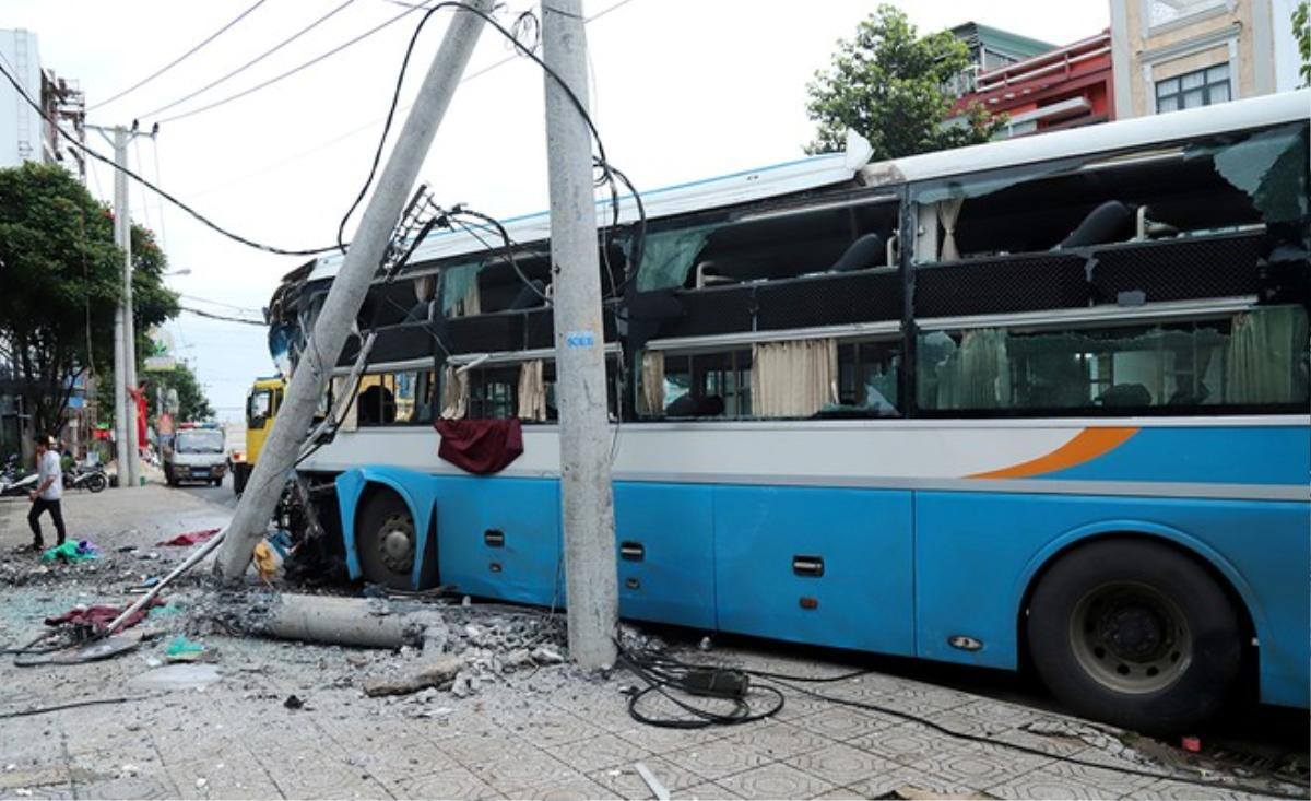 Xe khách giường nằm đâm gãy cột điện trên quốc lộ, 20 hành khách may mắn thoát nạn Ảnh 1