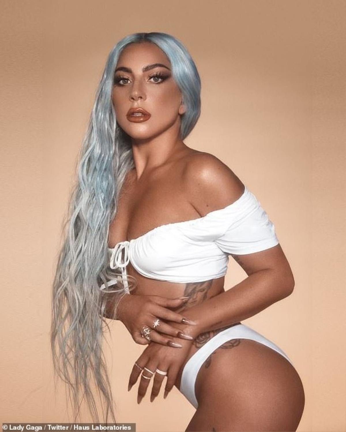 Không kém cạnh Kylie Jenner, Lady Gaga diện bikini táo bạo để quảng bá cho brand mỹ phẩm đầu tay Ảnh 1