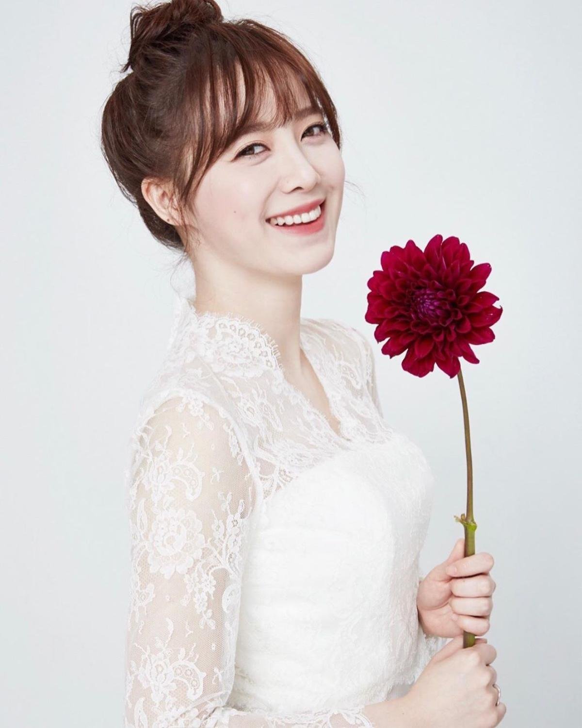 Goo Hye Sun tung 'ảnh cưới' nền nã chưa từng công bố, fan soi ra điểm giống Lee Min Ho Ảnh 6