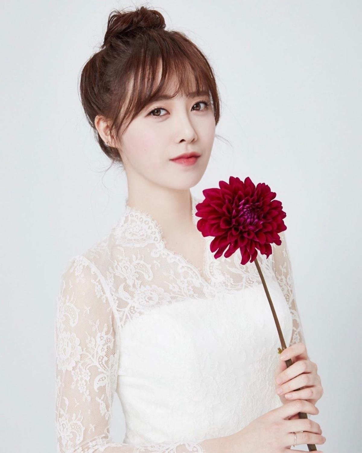 Goo Hye Sun tung 'ảnh cưới' nền nã chưa từng công bố, fan soi ra điểm giống Lee Min Ho Ảnh 1