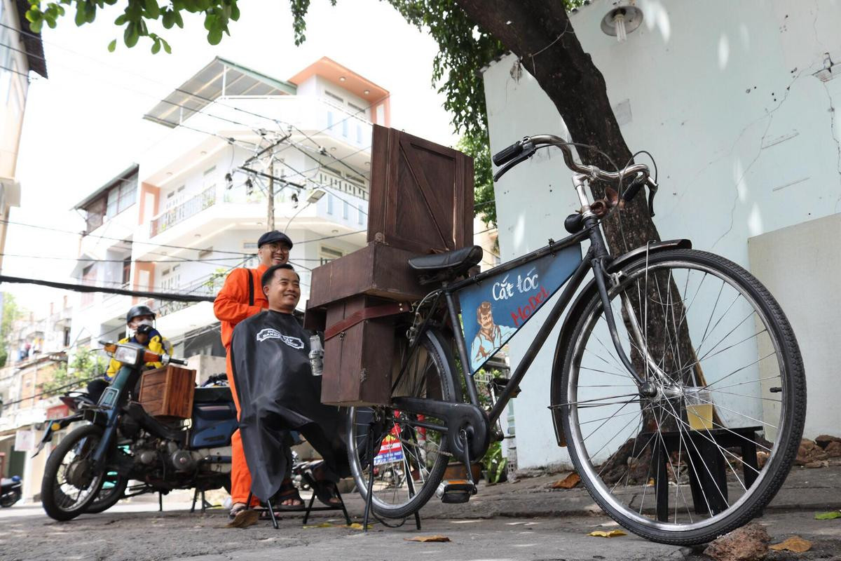 Chàng thợ đạp xe cắt tóc '0 đồng' cho người vô gia cư: 'Hãy mỉm cười vì đời còn bao điều tử tế' Ảnh 5